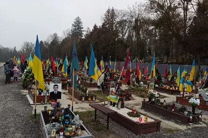 Марсове поле стало місцем поховань військових, які загинули на російсько-українській війні. Фото з відкритих джерел