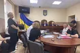 «Невідомо, у чиїх цілях третя особа (Олена Чернінька) воює за ці 5 млн грн. Якщо врахувати, що перше повідомлення Сцельнікова до Черніньки було про те, що «він зробив для неї все, що міг…»