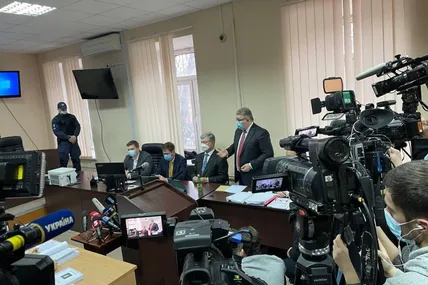 Розпочалось із запізненням: судове засідання у справі проти Порошенка (наживо)