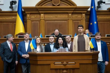 Таміла Ташева з фракції «Голос» (виступає з трибуни), на відміну від своїх колег з фракції, скандальний закон підтримала. Тепер перепрошує всіх… Фото із соцмереж
