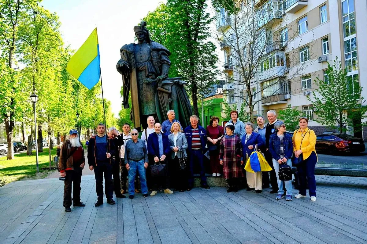 Перед початком судового засідання громадські активісти прийшли до пам‘ятника творцеві першої української Конституції Пилипу Орлику. Фото Ігоря Шкірка