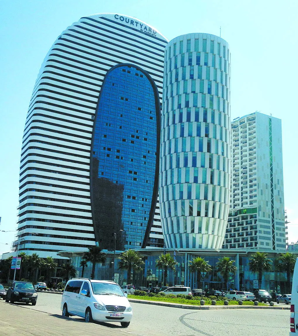 Готель Mariott Batumi та Будинок юстиції