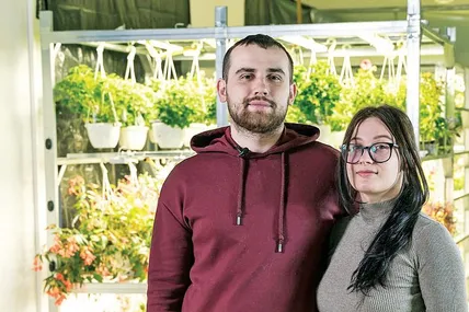 Володимир та Вероніка старанно плекають тендітні паростки. Фото з архіву Володимира Мироненка.