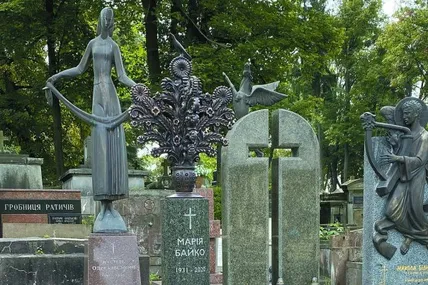 Овальні форми пам’ятника асоціюються зі сценою. Фото Володимира Одрехівського
