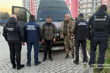 Переправляли військовозобов’язаних в Європу: поліцейські Львівщини затримали організатора схеми та його поплічників