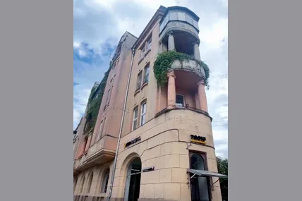На «носі» будинку-«корабля», на трьох поверхах, розташовані три балкони. Фото з відео ФБ-групи «Львів столиця епох»