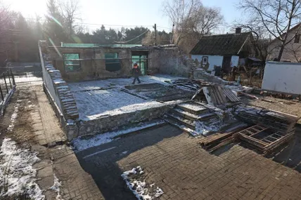 Олександр Усик передав свої бійцівські рукавиці на підтримку відбудови музею Романа Шухевича у Білогорщі. Фото: ЛМР