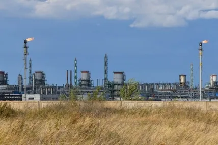 Газопереробний завод у російському Оренбурзі призупинив постачання газу з Казахстану після атаки українських дронів. Фото: Reuters