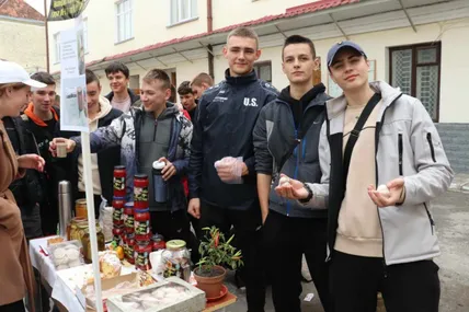 Під час благодійного студентського ярмарку. Фото Бережанського фахового коледжу.