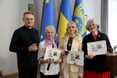 На день Львова перша леді міста Катерина Кіт-Садова погашала марку з найкращою двірничкою року