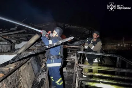 На Одещині внаслідок російської атаки загорілося фермерське господарство. Фото: ДСНС