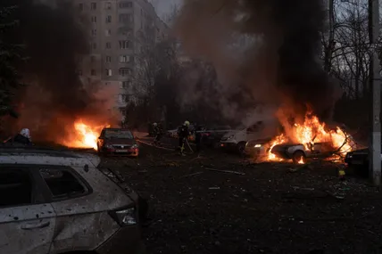Пожежники гасять палаючі авто. Вогонь від яких швидко поширювався на сусідні транспортні засоби. Всі фото Олександра Гривла