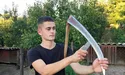 В юного Арсена є час і на айфон, і на бабусин город