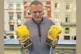 Боксер Усик передав меру Садовому свої рукавиці