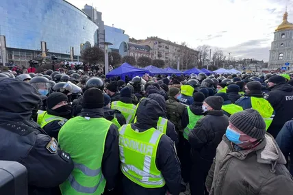 Сутички під Печерським судом: поліція відтискає прихильників Порошенка