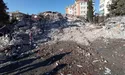 «У кімнаті стояла клітка з папугами: вони почали битися грудьми у клітку…»