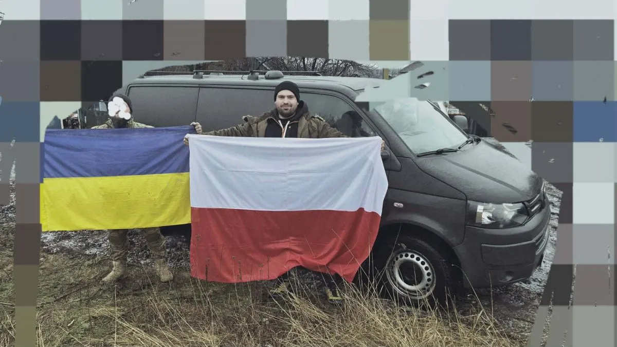 Польський волонтер Ципріан Хмєлевскі передає бус для воїнів 38-й бригади морської піхоти, які воюють на Покровському напрямку. Купівлю автомобіля профінансував польський фонд «Be a Hero». Фото з домашнього альбому Ципріана