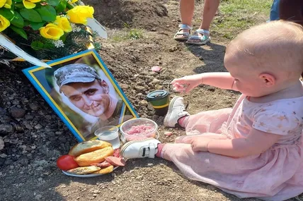 Донечка загиблого українського захисника відвідала могилу батька у свій день народження