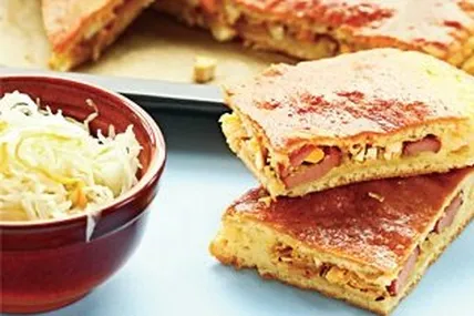 Пиріг з капустою та копченими сосисками