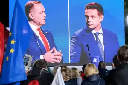 Фаворити перегонів у Польщі мер Варшави Рафал Тшасковський (л.) і націоналістичний історик Кароль Навроцький під час останніх теледебатів. Фото dpa