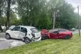 У Липниках Tesla зіткнулася з позашляховиком: постраждали троє людей, серед них дитина