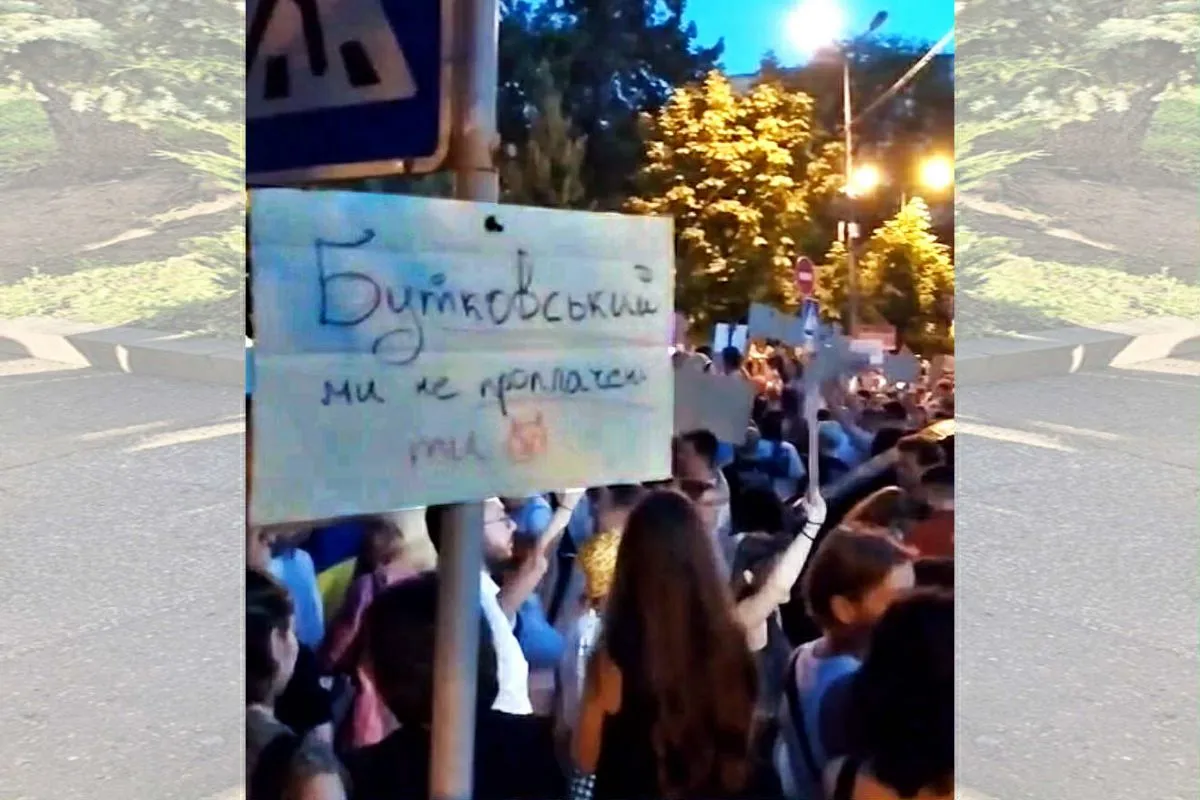 На мітингу у Києві молодь відповіла пану Бутковському, що вона - не проплачена. Фото із соцмереж
