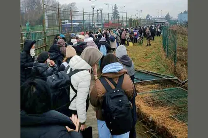 Сотні людей стоять у черзі на ПП «Шегині-Медика». Фото ТГ-канал «Типовий Львів»