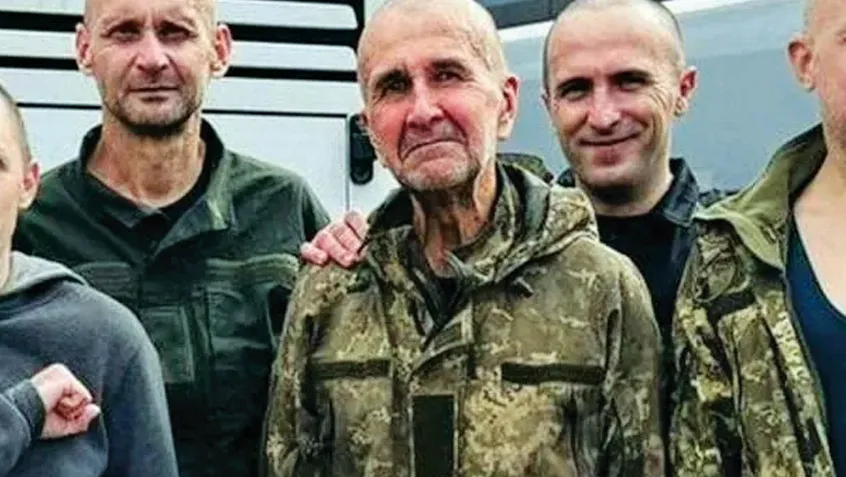 Володимир Миколаєнко (у центрі) у перші хвилини після звільнення з полону