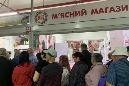 Це кілометрові черги до копчених Великодніх смаколиків… Фото авторки