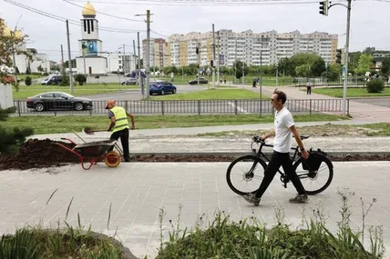 На проспекті Червоної Калини нарешті буде шлях для поціновувачів велосипедного руху. Фото Романа Балука