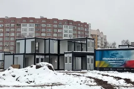 Процес монтування двоповерхового зимового модульного містечка. Фото автора
