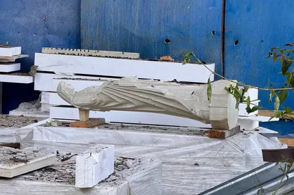 У Львові після нічного удару з’ясувалося, що постраждав майстерний цех скульпторів. Фото: Андрій Садовий