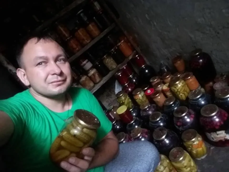 Вся комірка душпастиря заповнена консервами власного приготування. 
