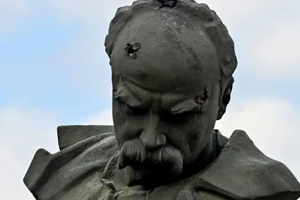 російські війська розстріляли пам’ятник Тарасові Шевченку в селищі Бородянка, що на Київщині, 2022 рік