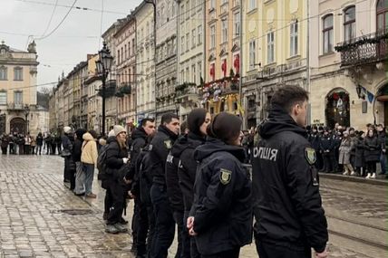 &laquo;Ніколи не скаржилася і мала глибоке почуття обовʼязку&raquo;: на площі Ринок&nbsp;&mdash; прощання львівʼян з поліцейською Вікторією Шпилькою