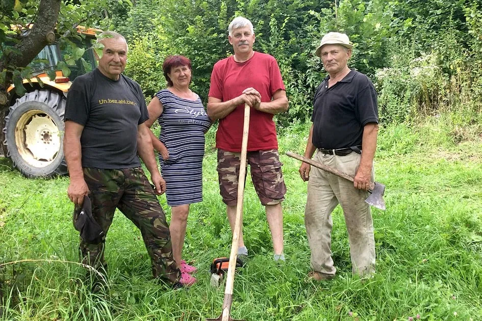 Степан Швидків (крайній справа) добрий урожай виростив. А його друзі і знайомі допомогли збіжжя зібрати, повантажити, перевезти додому. Ще й допомогли вибратися комбайнові, який потрапив у складну ситуацію...