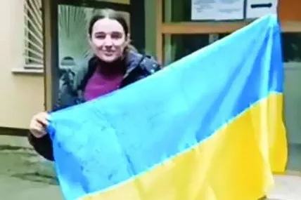 Мар’яна Павлик із прапором, подарованим хлопцями ЗСУ волонтеркам, котрі забезпечують бійців гарячою їжею.