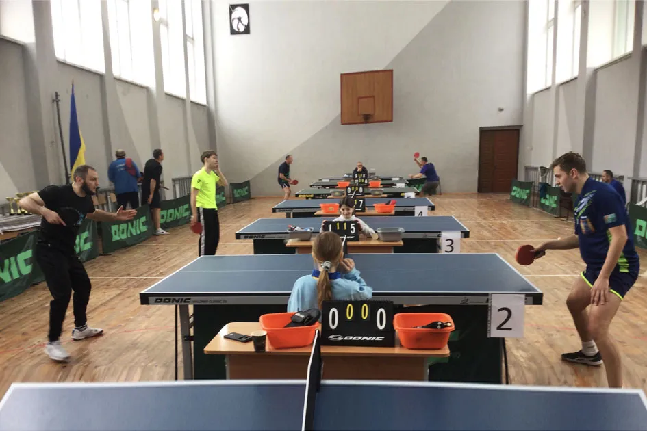 На тенісний турнір пам’яті героя приїхали юні і дорослі спортсмени з усіх-усюд. Фото автора.