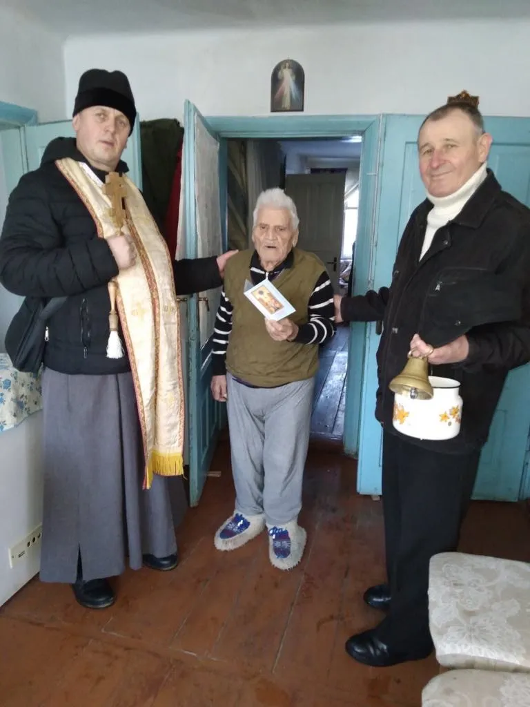 Італійський гість дуже радів, коли після Різдва його провідали і сказали теплі слова отець Василь і дяк Михайло. Фото дружини Марії