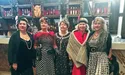 Капелюшки з вуальками, білі коралі, рукавички з мережива…