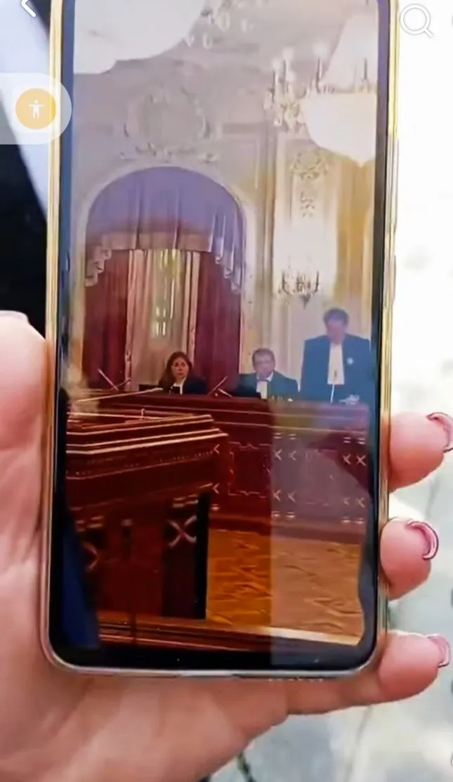 Під час виконання Державного гімну у судовій залі деякі судді мовчки сиділи…
