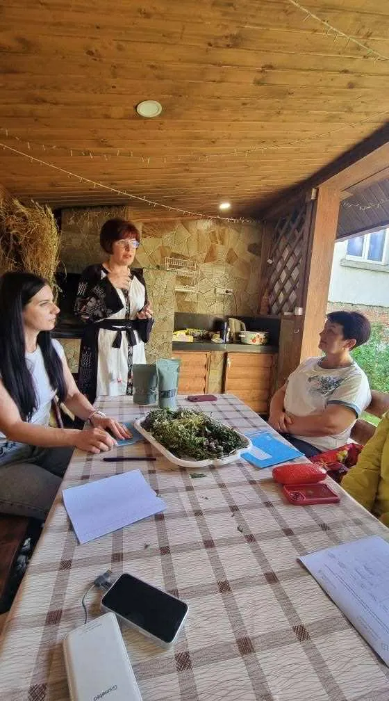 Жінки навчаються травництву