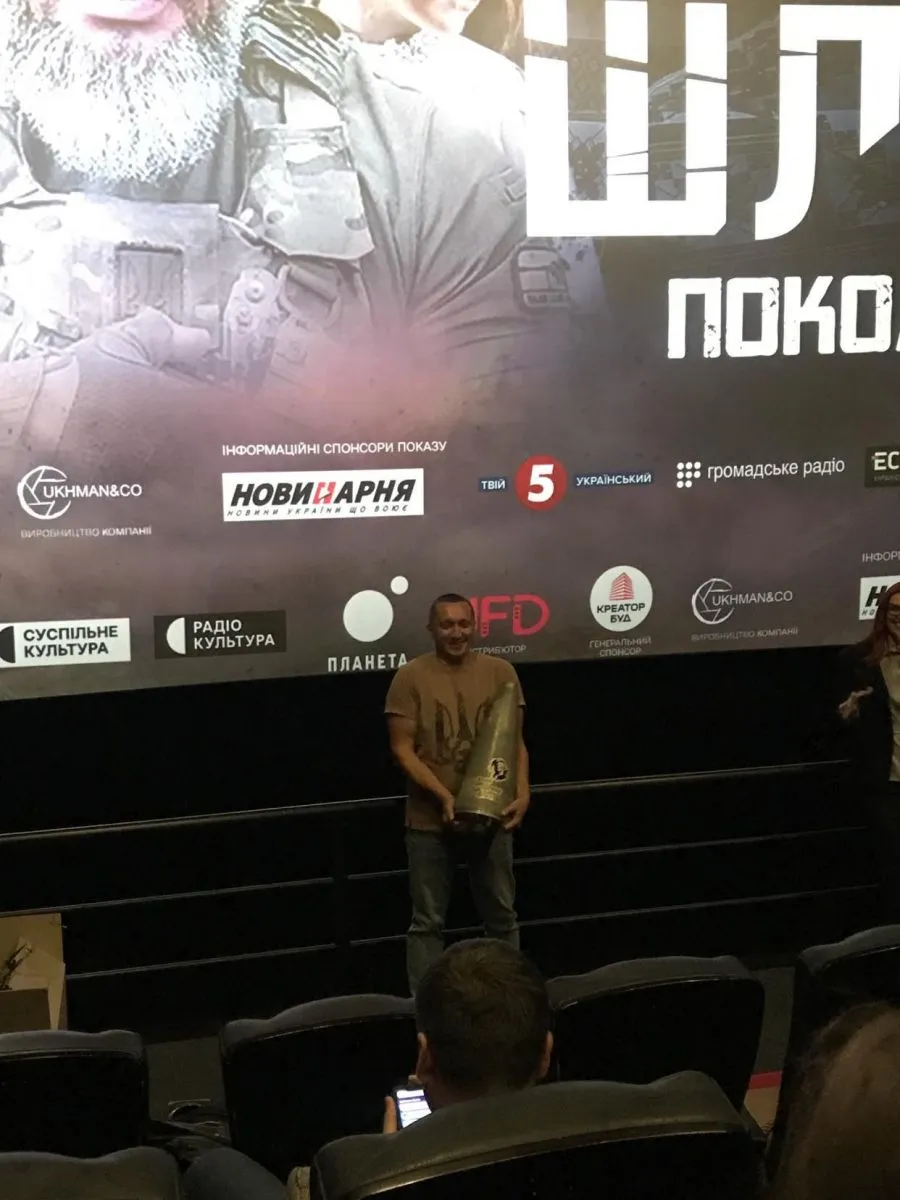 Михайло Ухман проводить аукціон.