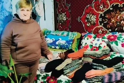 Галина Крив’як виплела та передала на фронт сотні пар теплих шкарпеток. Фото автора