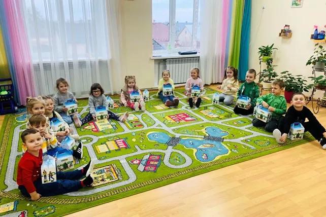 Діти з Великих Мостів смакують солодощі від "Акріс Агро"