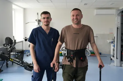 Володимир Трачук із фізичним терапевтом Ростиславом Мастеляком. Фото пресслужби Першого ТМО Львова