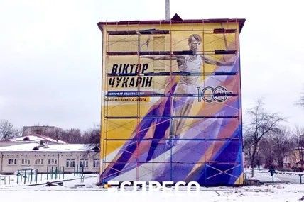 Мурал на фасаді львівської школи № 32, присвячений Віктору Чукаріну. Фото Espreso.tv