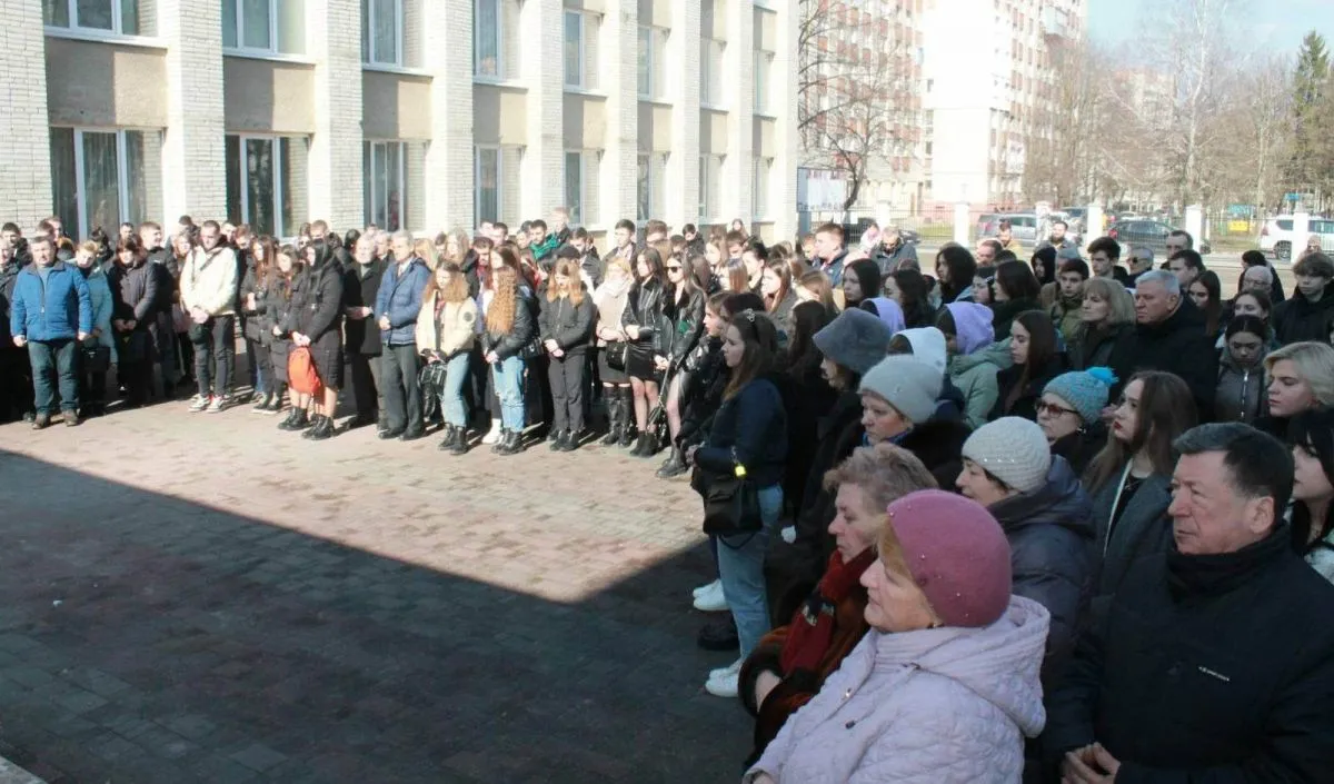 Вшанувати пам’ять Тараса Березюка прийшли його рідні, друзі викладачі, студенти. Фото Ореста ПОПОВИЧА.