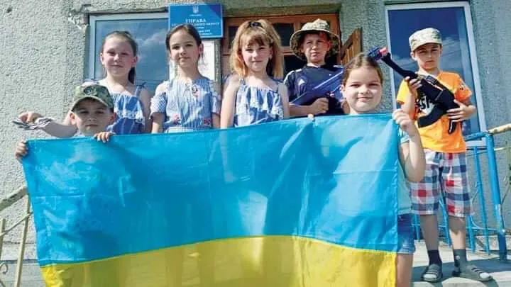 Про кожний свій благодійний збір для ЗСУ школярики звітують сільській владі. 