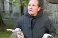 Мурчиків тримала, як… ганчірки